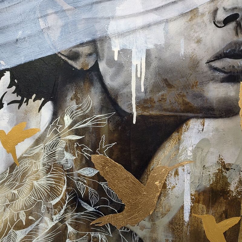 Close up van Portret van een vrouw in aardse kleuren uit de serie chapter 1, met goud en 24K bladgoud in zwarte baklijst. in graffiti, streetart popart style.