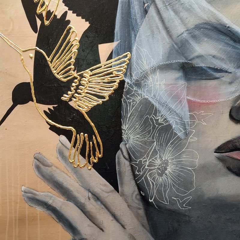 Close up van Portret van een vrouw in aardse kleuren uit de serie chapter 1, met goud en 24K bladgoud in zwarte baklijst. in graffiti, streetart popart style.