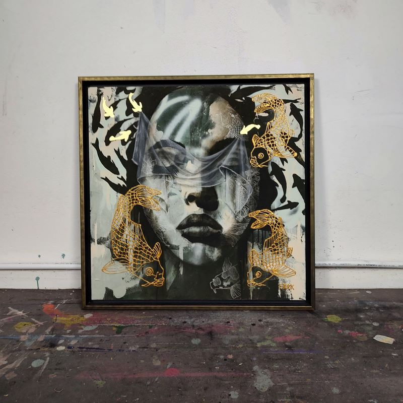 Portret met bladgoud in pop-art, street art en graffiti stijl. Handbewerkt hanemuhle museum etching 350 gram met 24K bladgoud en acrylverf goud in gouden baklijst. in blauwe kleuren.