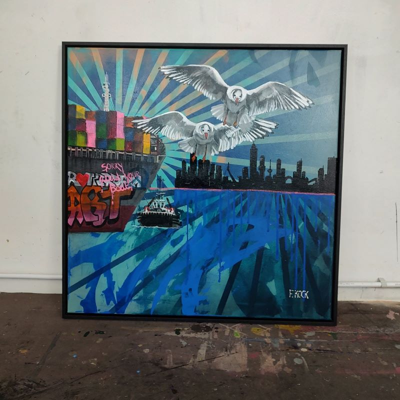 Expressief schilderij in acrylverf en spuitbussen, graffiti popart style, kleurrijk met vrachtschip, twee meeuwen en de skyline van Rotterdam.