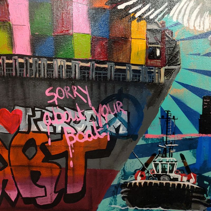 Close up van expressief schilderij in acrylverf en spuitbussen, graffiti popart style, kleurrijk met vrachtschip, twee meeuwen en de skyline van Rotterdam.