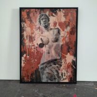 Venus van Milos Schilderij van venus van Milos op de vloer van een atelier, in graffiti popart street art style, en in zwarte baklijst. In terracotta kleuren en koper verf.