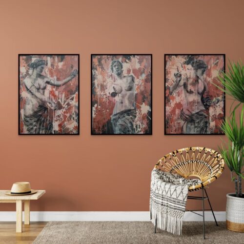 Venus van Capua, Venus van Milos en Venus van Arles aan witte muur in woonkamer. Ingelijst in een zwarte baklijst. In terracotta kleuren.