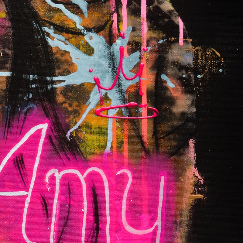 Close up van Amy Winehouse in neon pop-art, street art en graffiti stijl, op handbewerkt canvas. Club 27.