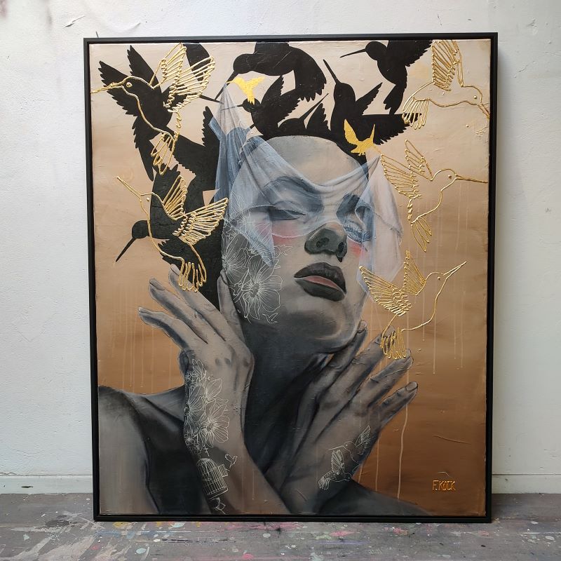 Portret van een vrouw in aardse kleuren uit de serie chapter 1, met goud en 24K bladgoud in zwarte baklijst. in graffiti, streetart popart style.