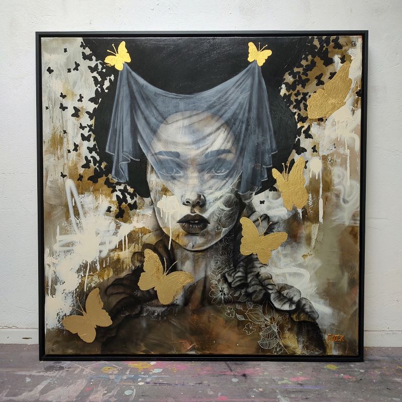Portret van een vrouw in aardse kleuren uit de serie chapter 1, met goud en 24K bladgoud in zwarte baklijst. in graffiti, streetart popart style.